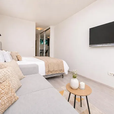 Side By Side Apartament