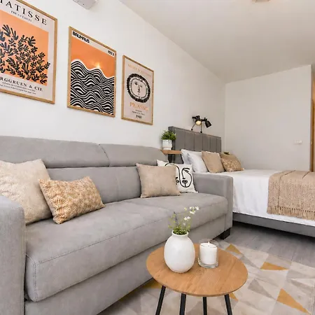 Apartament Side By Side